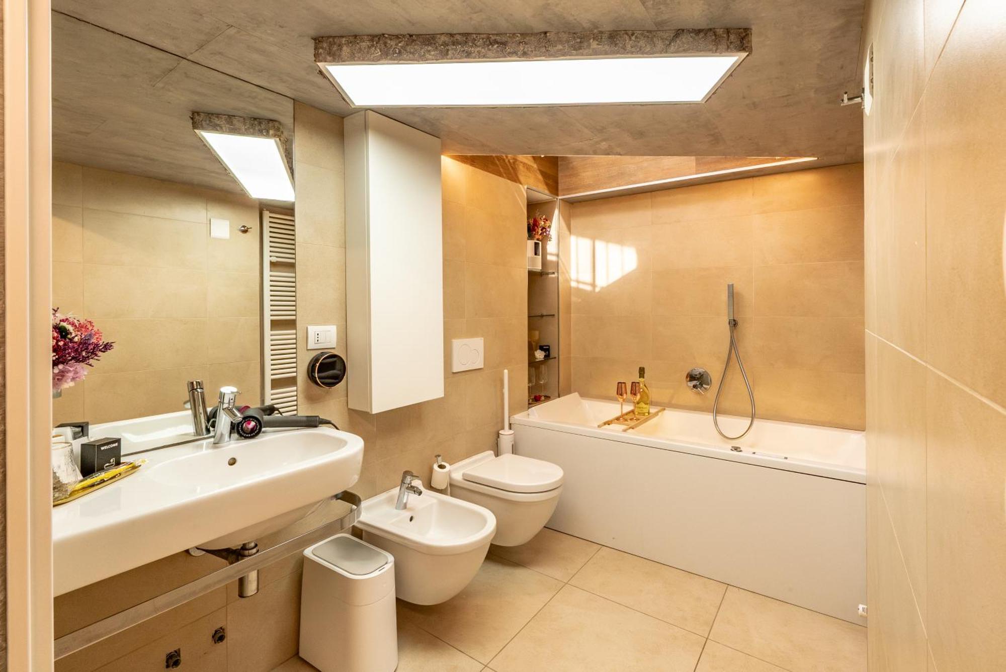 Luxe & Central Haven - Jacuzzi, Sauna, Steam, Private Parking Côme Extérieur photo